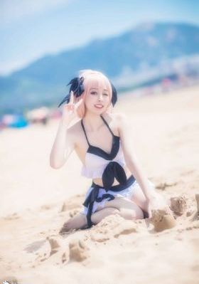 红衣小女孩